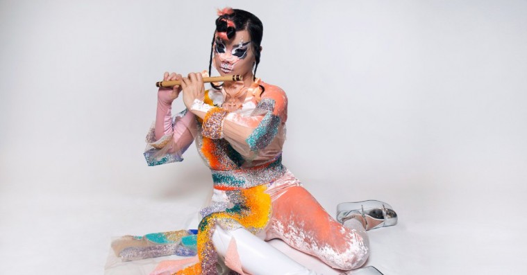Björk svæver rundt i en selvforelsket boble på ’Utopia’