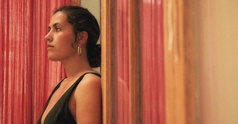 Premiere: Coco O. synger for på genfortolkning af August Rosenbaums ‘Credo’