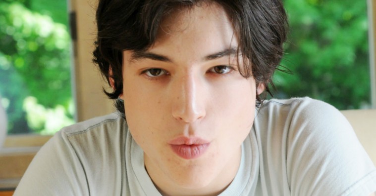 Ezra Miller forklarer, hvordan Dumbledores homoseksualitet er »ekstremt eksplicit« i ’Fantastic Beasts 2’