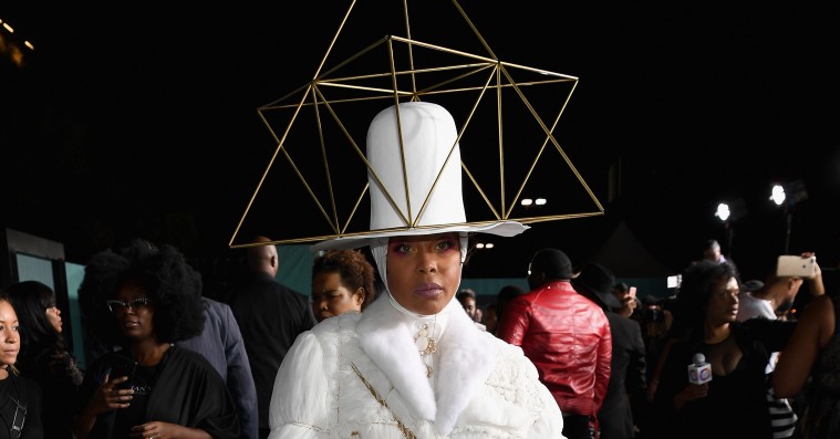 Erykah Badu sætter nye standarder for sit hatte-game ved Soul Train Awards