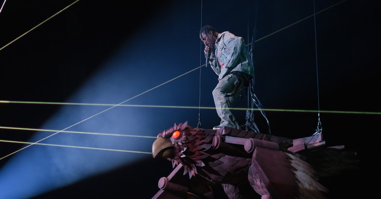Travis Scott rappede ‘Butterfly Effect’ ovenpå en kæmpestor flyvende ørn til MTV EMA’s