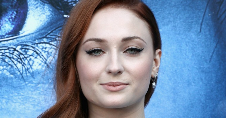 Der er alt for lang tid til ‘Game of Thrones’-finalen, røber Sophie Turner