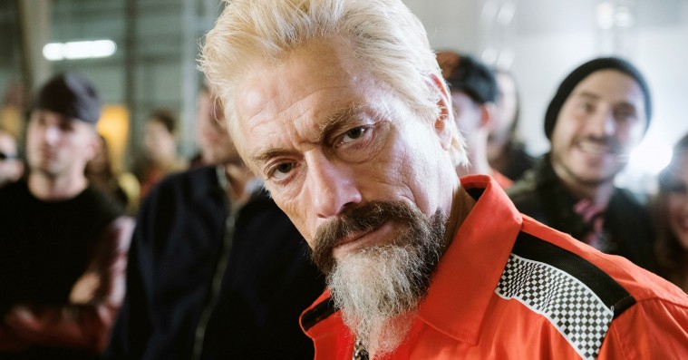 ’Jean-Claude van Johnson’: Van Damme tager tykt pis på sig selv i uforudsigelig serie