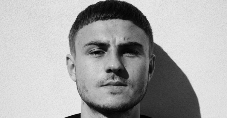 Premiere: Julias Moon-forsanger Louis Samson solodebuterer med en ny stil