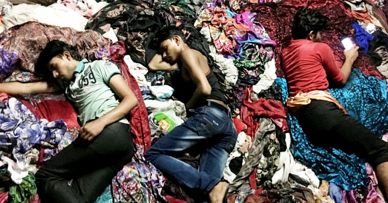 ’Maskiner’: Du kan smage kemikalierne i film om en tøjfabrik i Indien