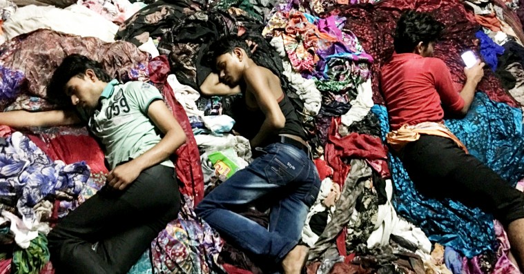 ’Maskiner’: Du kan smage kemikalierne i film om en tøjfabrik i Indien