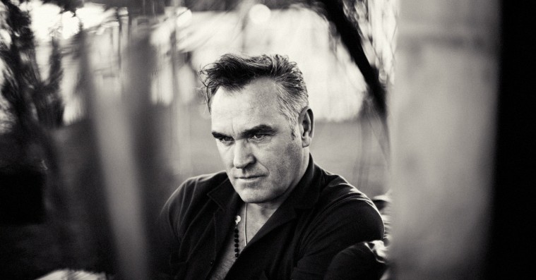 Morrissey overfaldet på scenen af overivrig fan