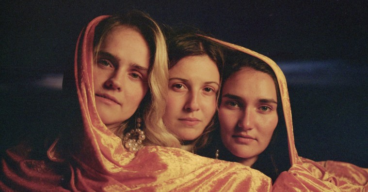 Norske Sassy 009 fører lytteren ud i den dybe ende af electropoppens svømmebassin