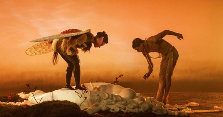 Se den sanselige video til Björks ‘Arisen My Senses’