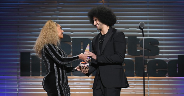 Beyoncé hædrer Colin Kaepernick med Muhammad Ali Legacy Award