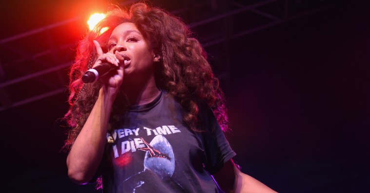 SZA spiller boblende lykkeligt cover af 90’er-klassikeren ’Kiss Me’ – se videoklip