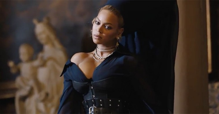 Jay-Z deler stærk video til ‘Family Feud’ – spækket med vold, mord og vilde gæstestjerner