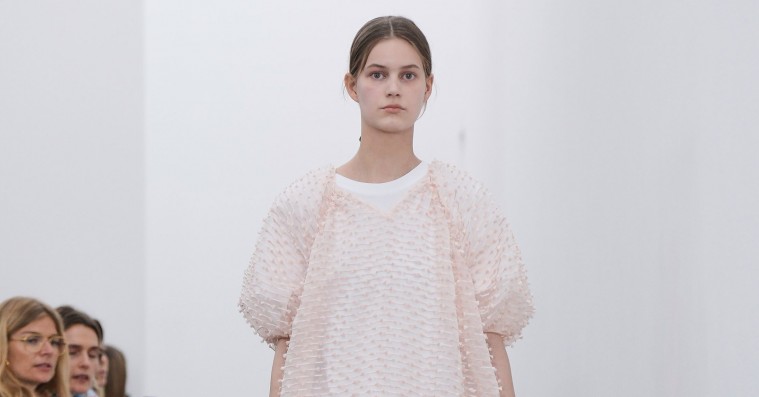 Showanmeldelse: Cecilie Bahnsen fortsatte sin monokrome og skulpturelle magtdemonstration