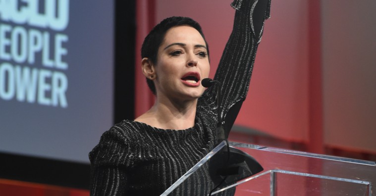 Rose McGowan svarer igen, efter Oscar-vindende instruktør afviser anklager om overgreb