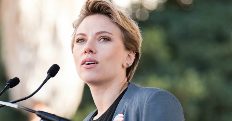 Scarlett Johansson forsvarer Woody Allen i nyt interview: »Han fastholder sin uskyld, og jeg tror på ham«