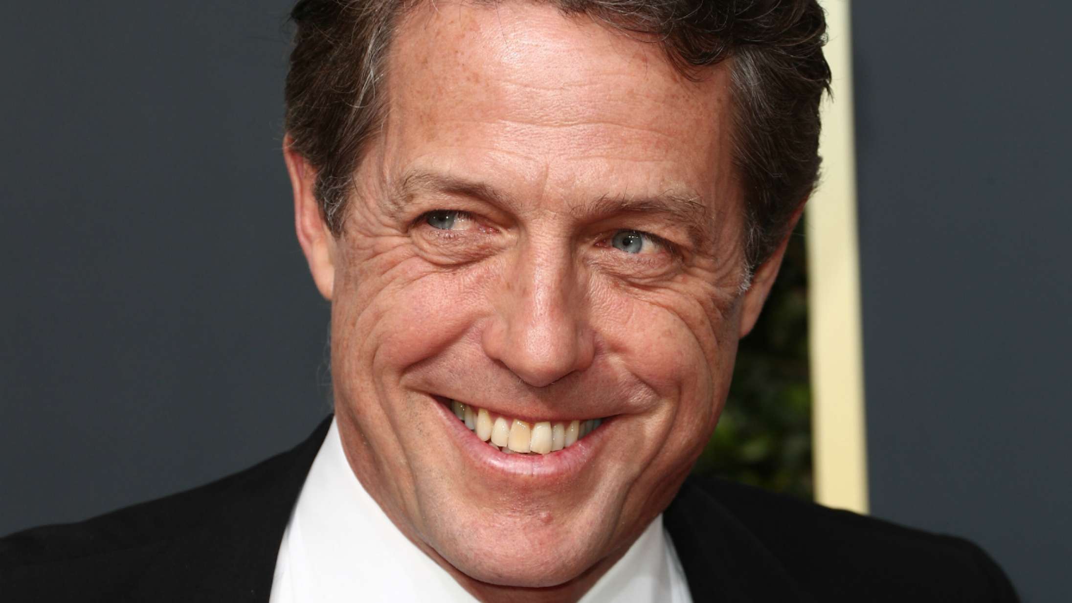 Hugh Grant brokker sig over at spille Oompa Loompa i ‘Wonka’: »Jeg kunne ikke have hadet det hele mere«