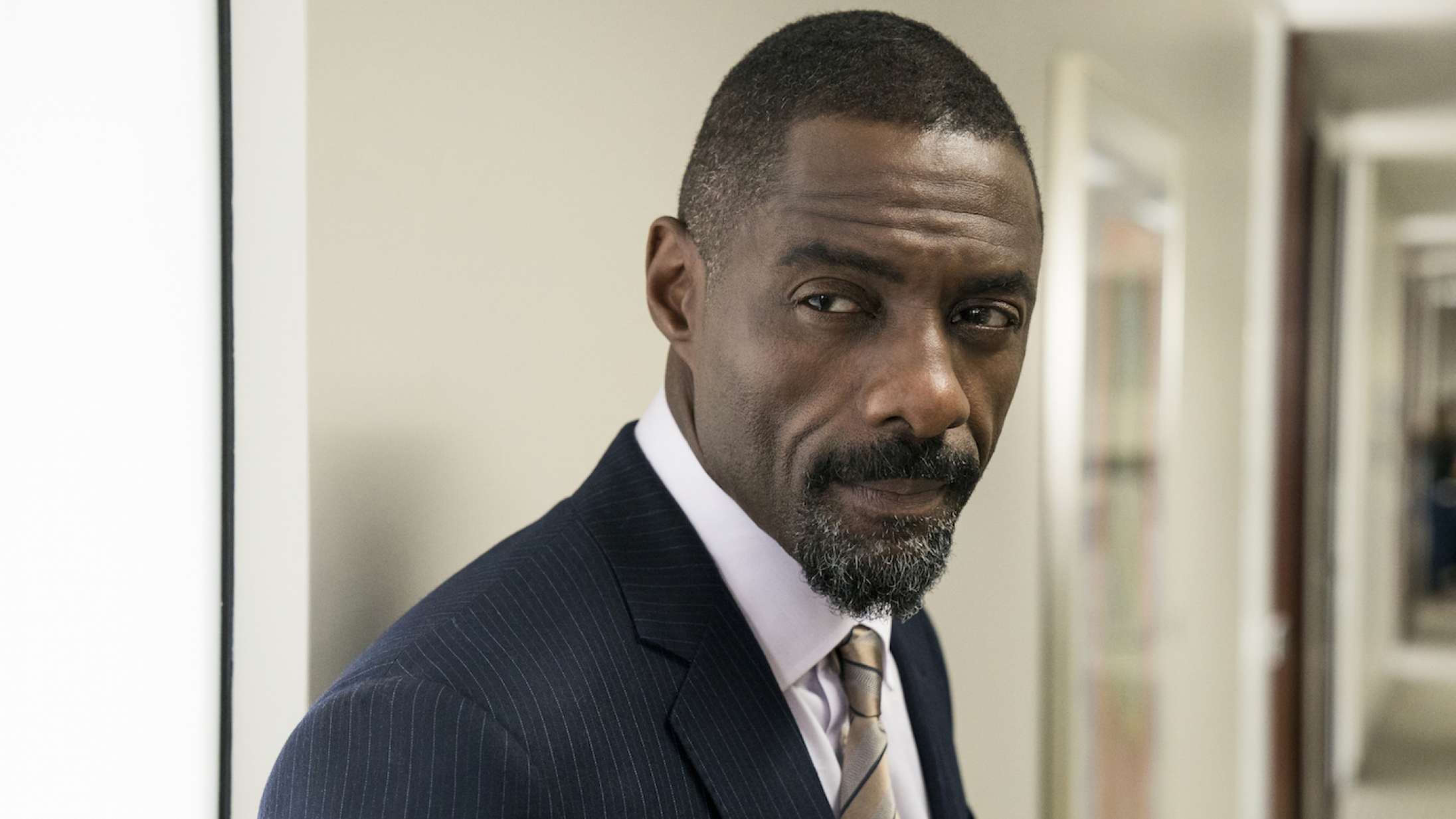 Bond-producer udtaler sig om Idris Elba-rygter