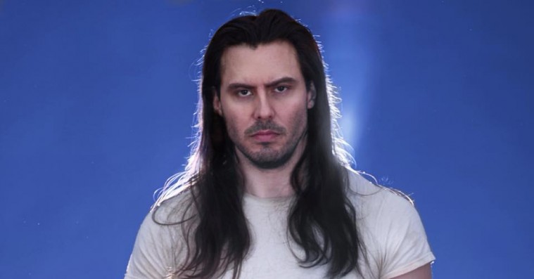 Festkongen Andrew W.K. er tilbage, og armbevægelserne er nærmest større end nogensinde