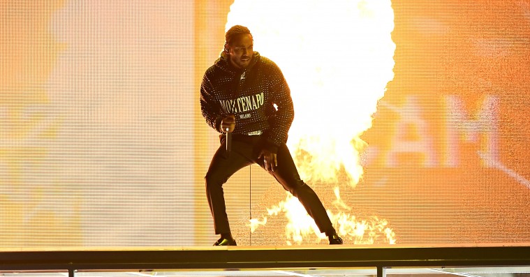 Se Kendrick Lamars optræden til Brit Awards – med bilsmadring og pyroteknik