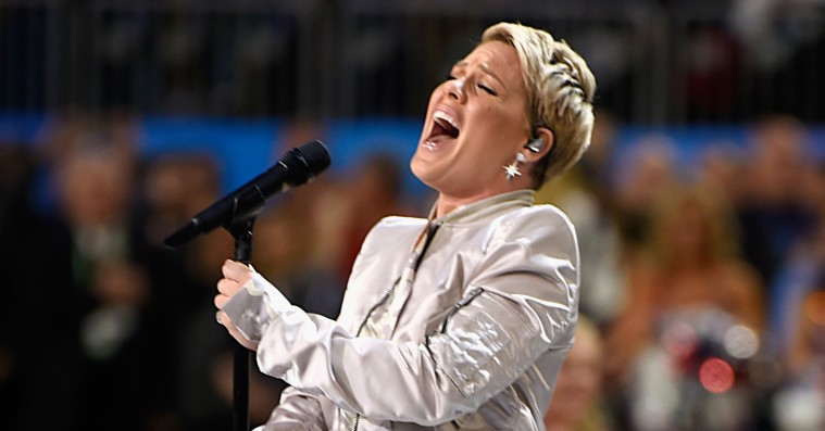 Se forkølet Pink synge USA’s nationalsang til Super Bowl
