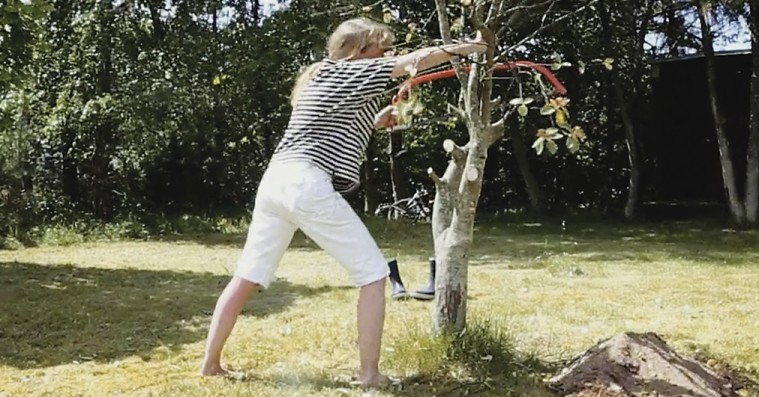 ’Den nat vi faldt’: En personlig og universel dansk fortælling om døden og livet, der går videre