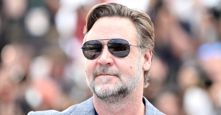 Russell Crowe bortauktionerer samlerobjekter efter skilsmisse  – blandt andet ’Gladiator’-stridsvogn og dinosaur-kranie