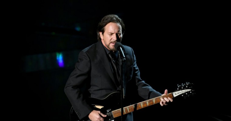 Se Eddie Vedder spille Tom Pettys ‘Room at the Top’ til ‘In Memoriam’-indslaget ved årets Oscar