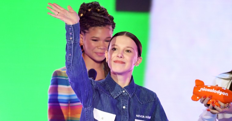 Millie Bobby Brown støttede antivåben-march med specialdesignet Calvin Klein-skjorte