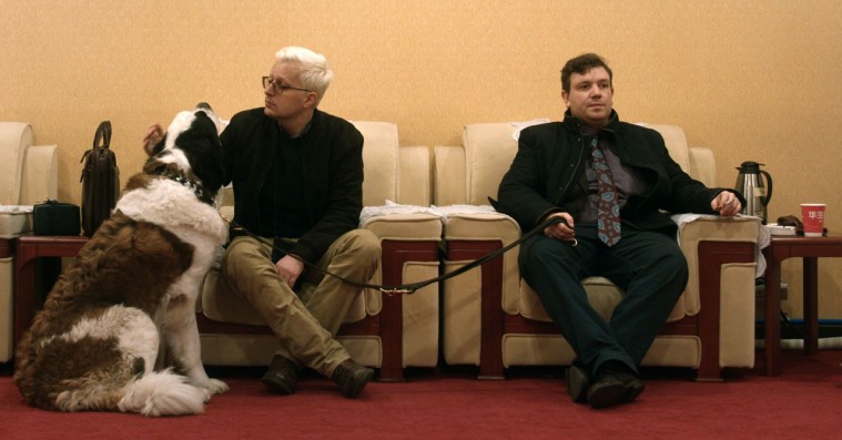 Traileren til Mads Brüggers ‘Sankt Bernhard Syndikatet’ med Frederik Cilius og Rasmus Bruun er landet