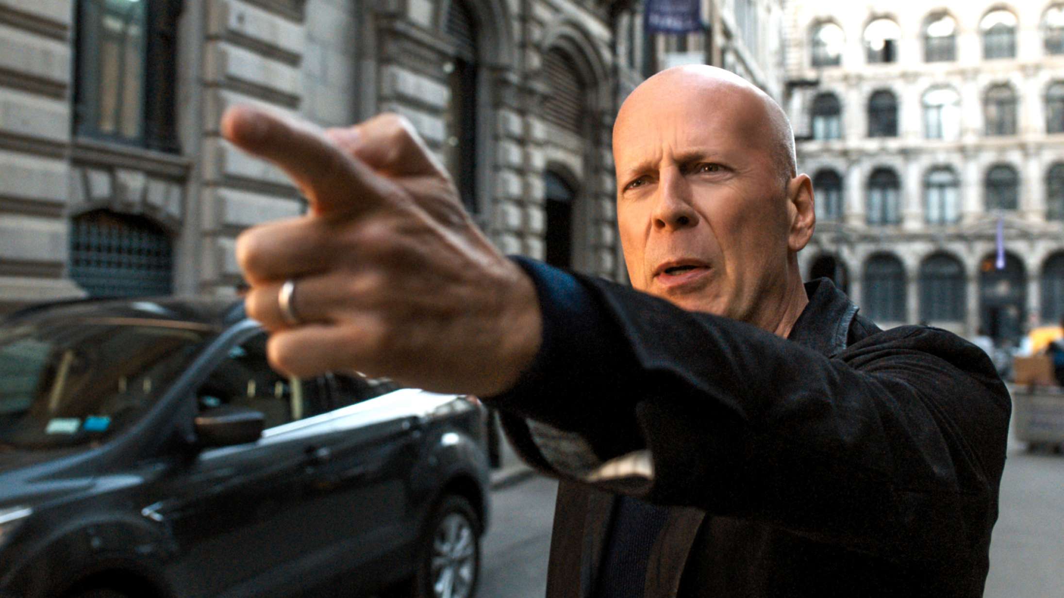 Bruce Willis’ kone bønfalder paparazzi-fotografer om at give ham plads