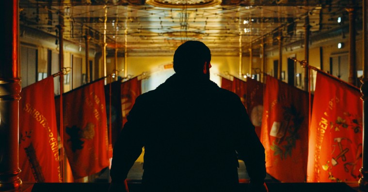 Rasmus Bjerg får stor rolle som højrefløjspolitiker i første film af et af dansk films markante talenter