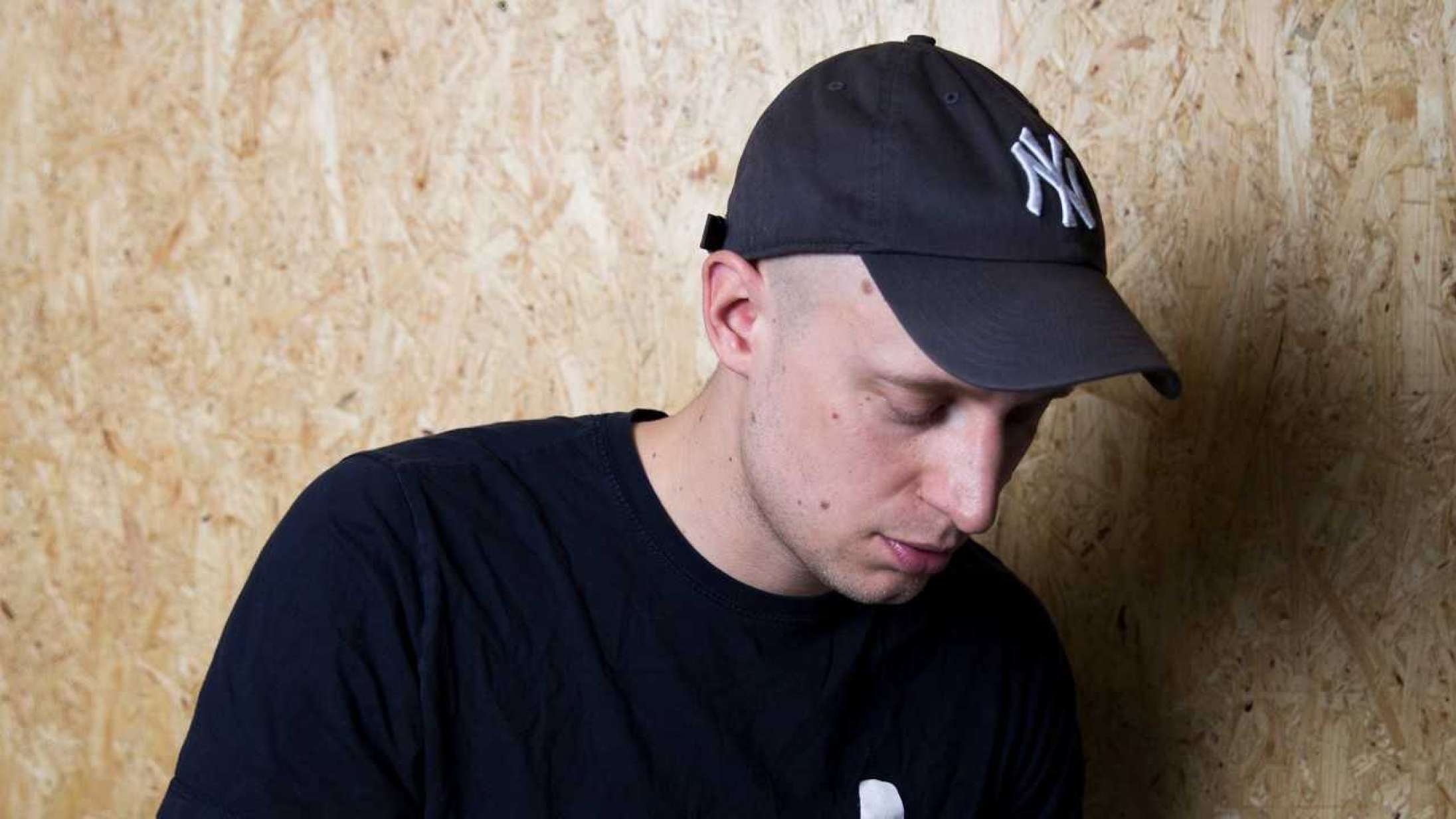 Pede B afslører tracklisten til ‘Over askeskyen 3’ – DJ Noize har produceret det hele