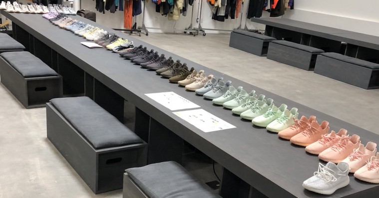 Kanye West åbner laboratoriet – viser et hav af nye Yeezy-sneakers