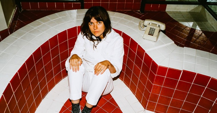 De guldrandede guitarmelodier stråler på Courtney Barnetts ’Tell Me How You Really Feel’