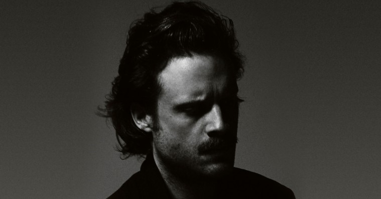 Father John Misty udvisker skellet mellem privatperson og persona på ’God’s Favorite Costumer’