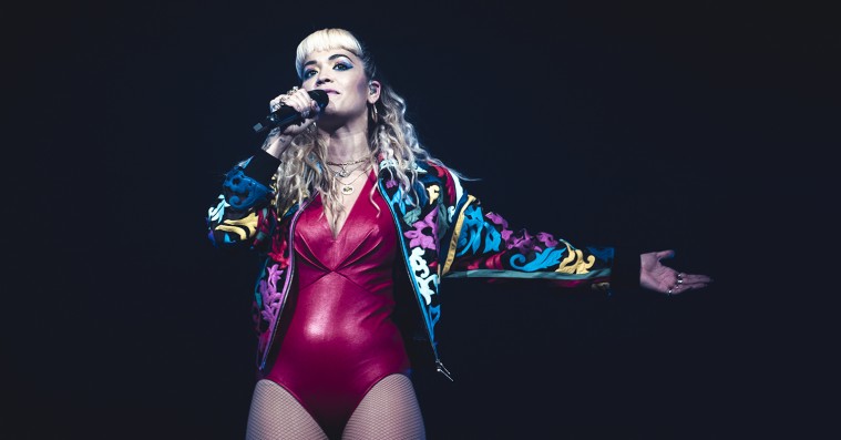 Rita Ora pressede en stadionkoncert ned i et sveddryppende Store Vega