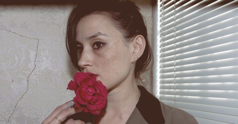 Warpaint-sangerinde solodebuterer med nærværet i fokus