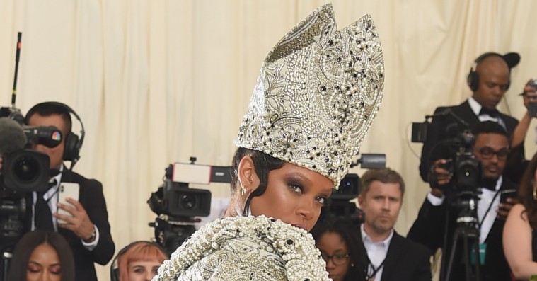 Gæsterne gik amok i årets religiøse tema ved Met Gala – Rihanna svingede taktstokken som pave