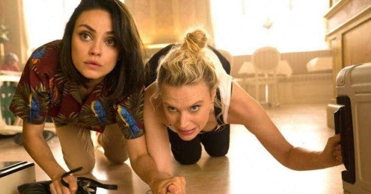 ‘The Spy Who Dumped Me’: Komisk geni løbes over ende af diarre, dickpics og pussy galore