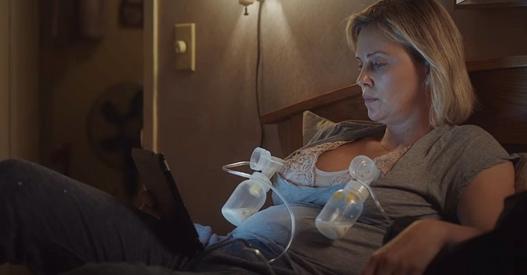 ‘Tully’: Charlize Theron er fuldstændig fænomenal med babygylp på amme-bh’en