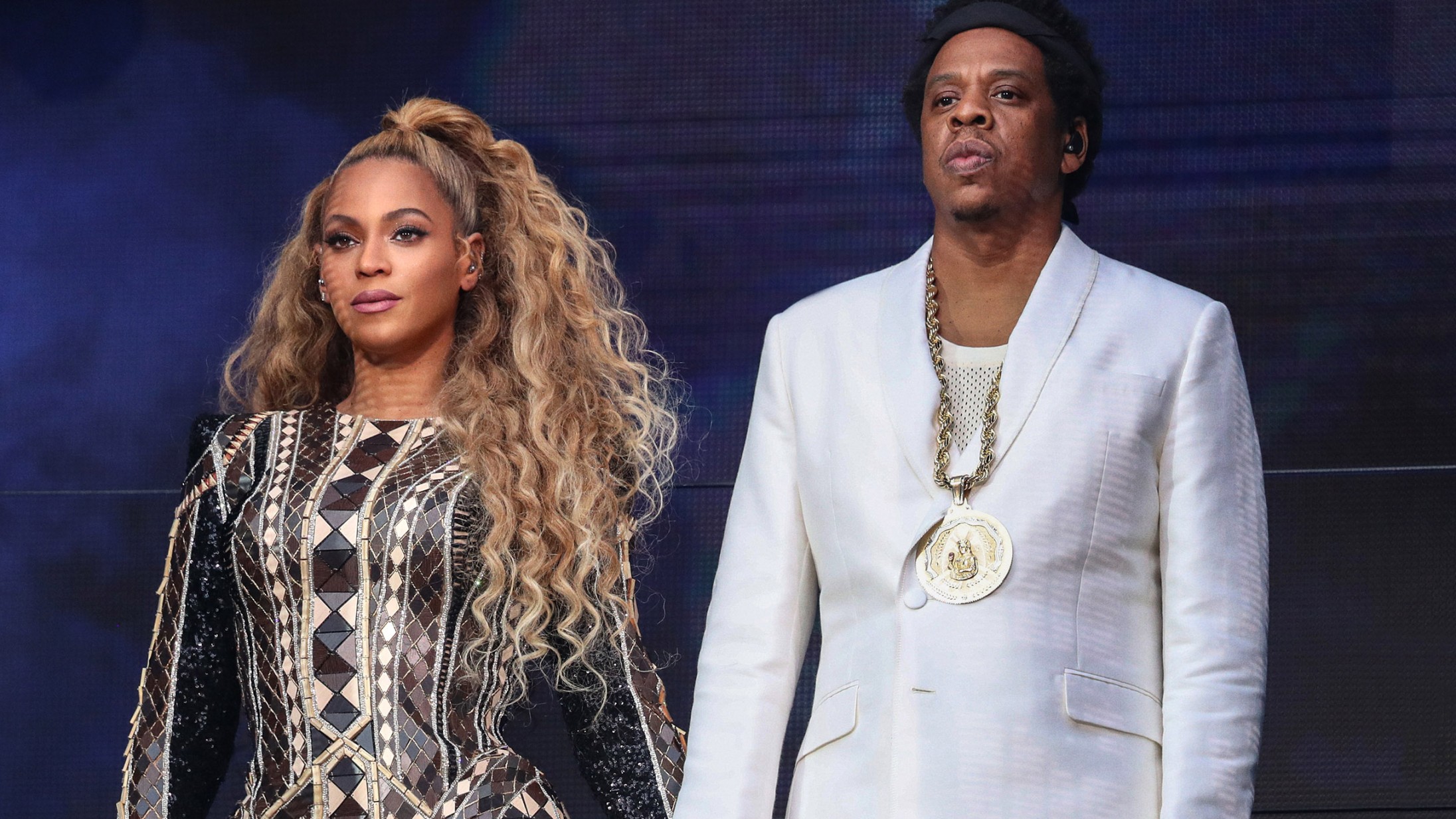 Jay-Z forklarer, hvorfor han og familien ikke rejste sig under nationalsangen til Super Bowl