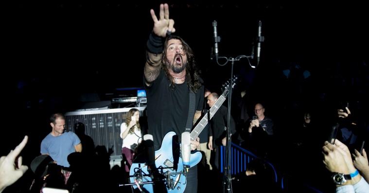 Dave Grohl får stuntmand til at genskabe 2015-fald, hvor rockstjernen brækkede benet
