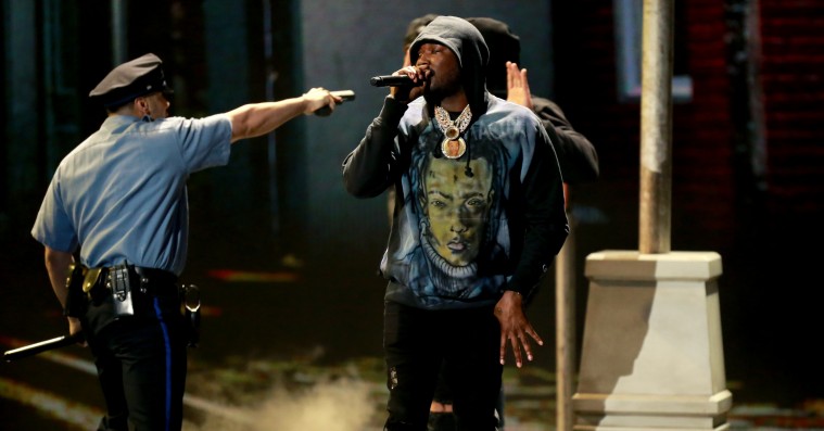 Meek Mill og Miguel spidder politibrutalitet med hård liveversion af nyt nummer: ’Stay Woke’
