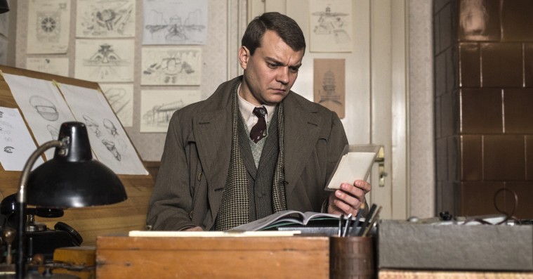 ’Skytsenglen’: Pilou Asbæk svigtes af dårlige danske replikker på… engelsk