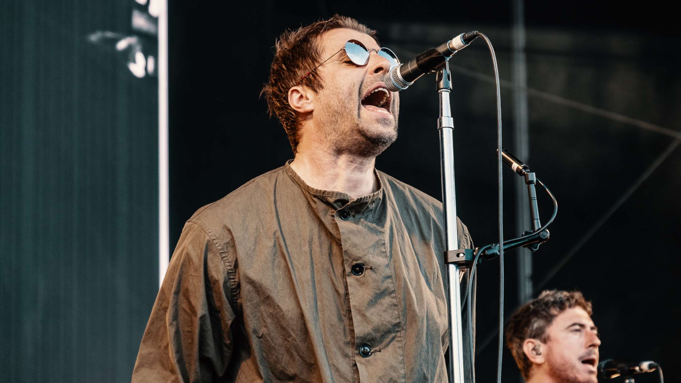 Liam Gallagher fremviser forslået ansigt – er angiveligt faldet ud af en helikopter