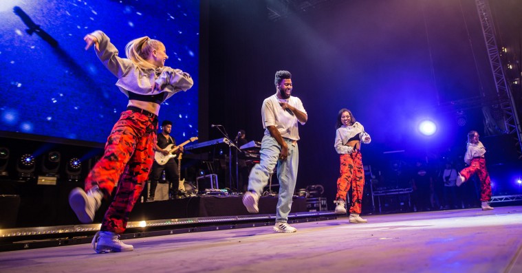 Khalid leverede kaloriefattig fællessang på Roskilde Festival