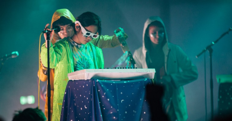 Superorganism i superkaos på Roskilde Festival