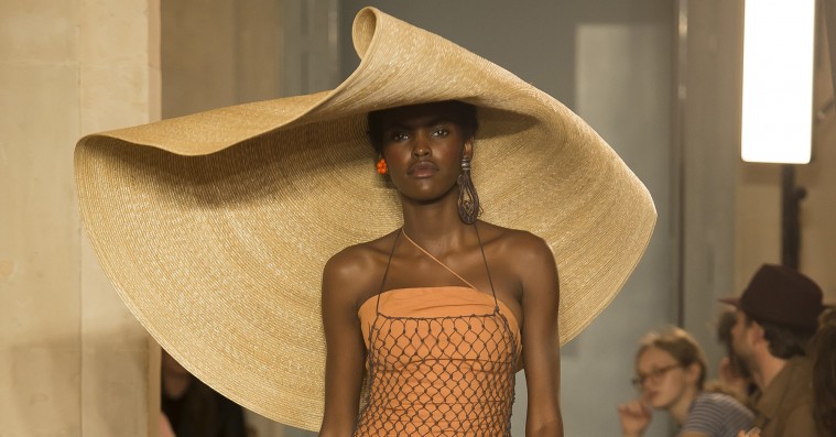 Nu kan du faktisk købe Emma Leths ellers udsolgte bryllupshat fra Jacquemus