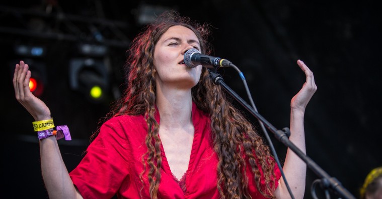 Tekniske vanskeligheder tog magien af Clarissa Connellys artpop på Roskilde Festival