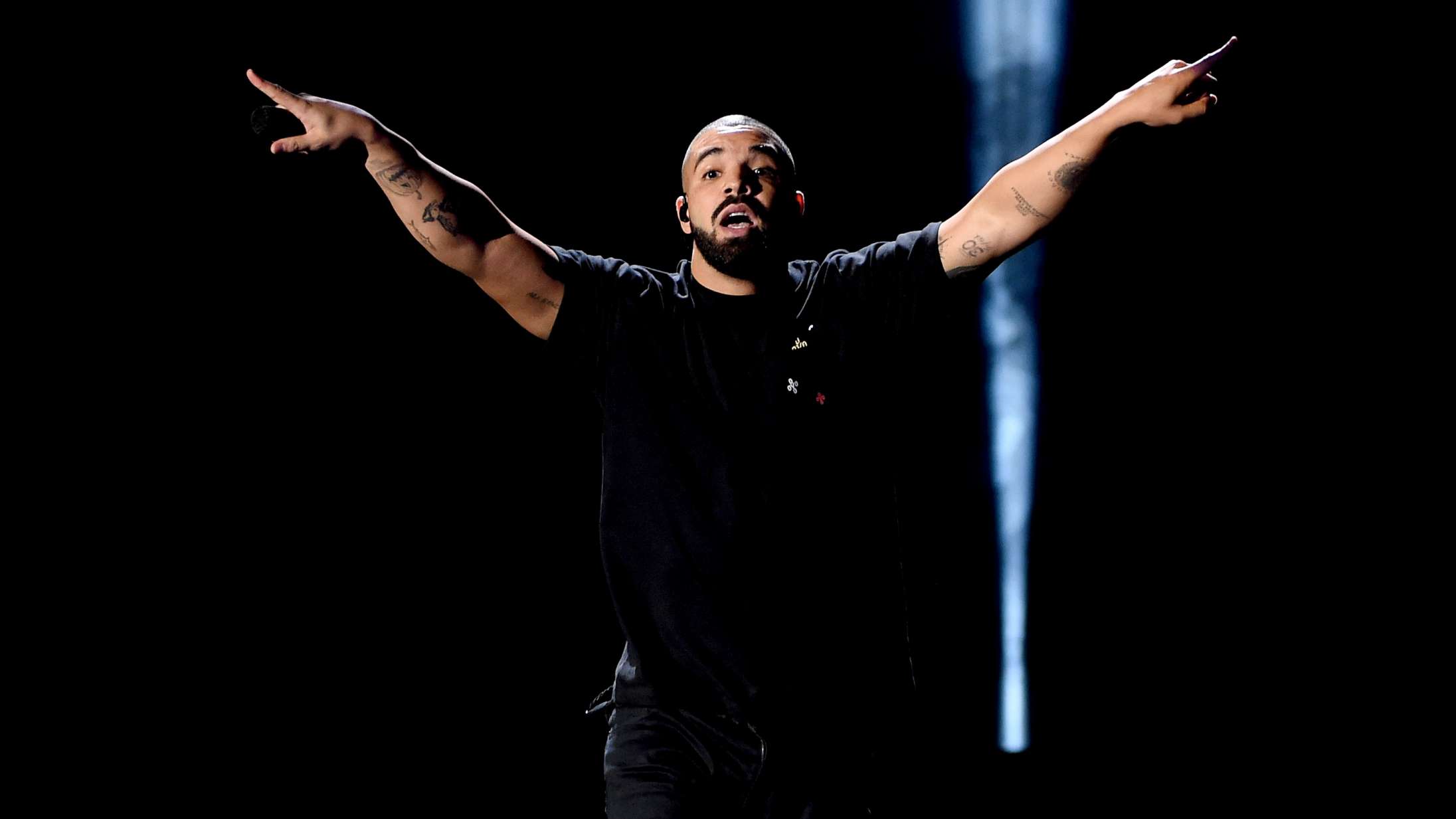 Se Drake hive Meek Mill med på scenen – og afslutte deres langvarige beef